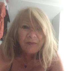 Lesley is looking for singles for a date