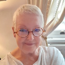 Vintagesue is looking for singles for a date